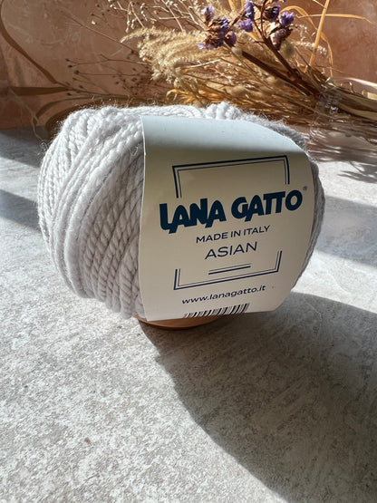Asian Lana Gatto