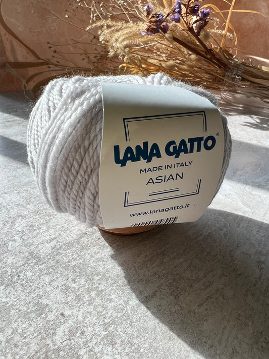 Asian Lana Gatto