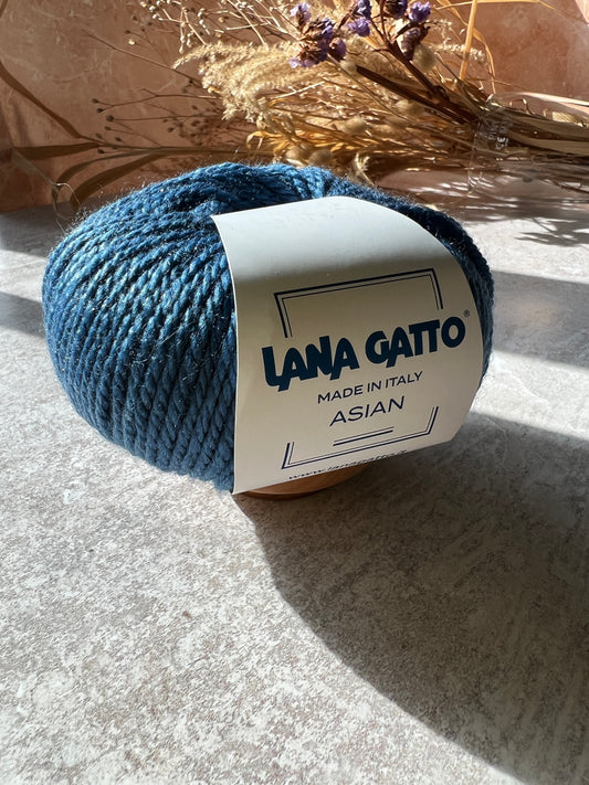 Asian Lana Gatto