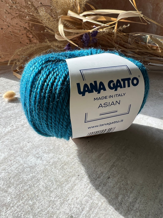 Asian Lana Gatto