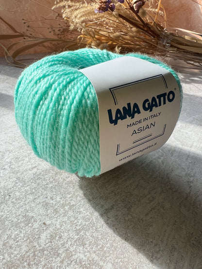 Asian Lana Gatto