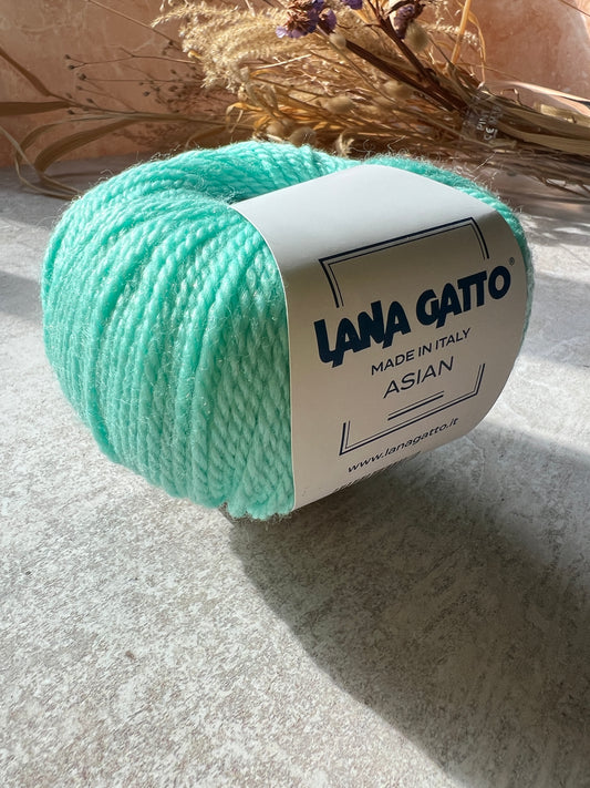 Asian Lana Gatto